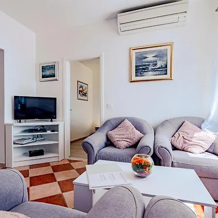 Amazing In Dingac With 2 Bedrooms * Gornji Dingač
